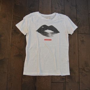 WHITE TSHIRT, "ROSES ARE RED", LIPS